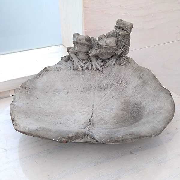 バードバス：スリーフロッグオンリーフ（554）（幅23cm）