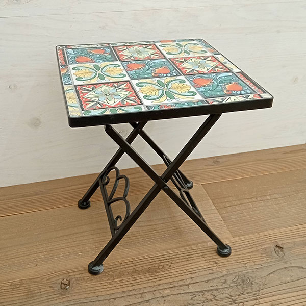 アクセントテーブル：スクエアタイルCIN-23