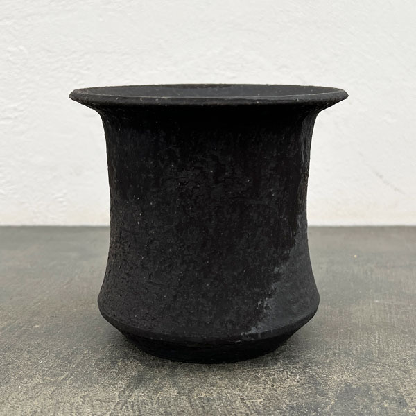 信楽焼き：黒鉄釉深ソリ M（直径約12cm）