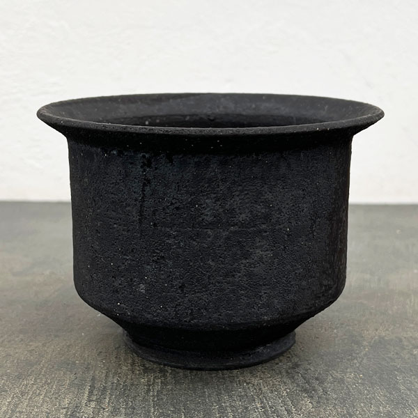 信楽焼き：黒鉄釉中深エン付 L（直径約14.5cm）