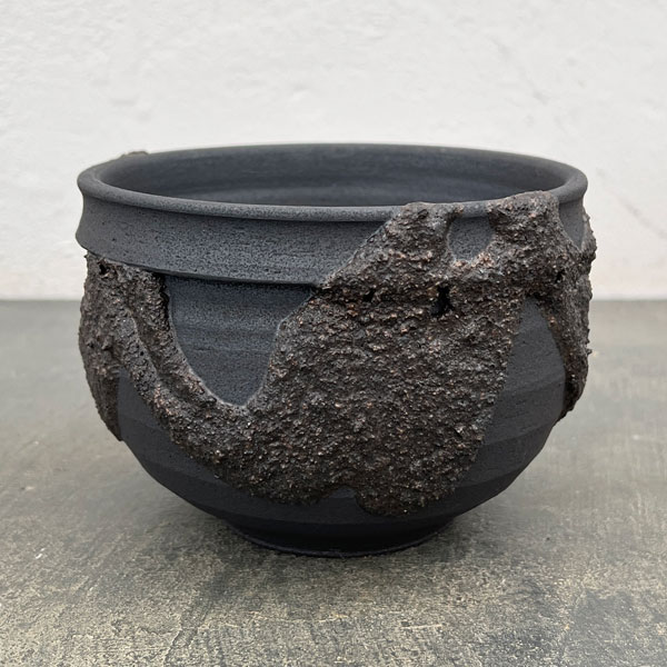 信楽焼き：金彩荒砂丸（直径約11.5cm）