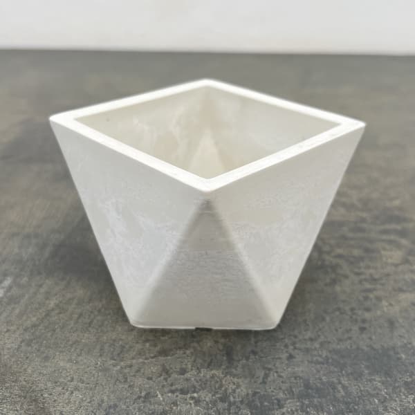 樹脂製鉢カバー・シティゼット ホワイト（幅10cm×高さ9cm）・底穴無し