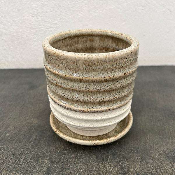 スパイラル ポット アンド ソーサー：ベージュ／Sサイズ（直径10.3cm、高さ11.4cm）