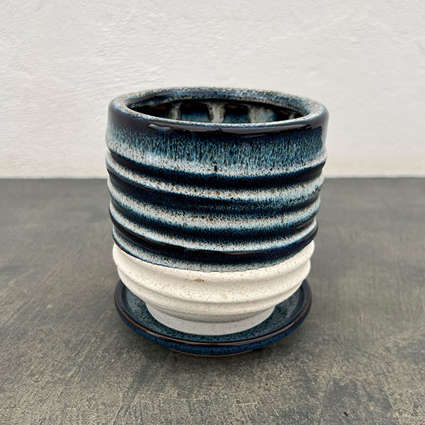 スパイラル ポット アンド ソーサー：ブルー／Sサイズ（直径10.3cm、高さ11.4cm）