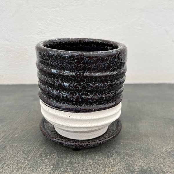 スパイラル ポット アンド ソーサー：ブラック／Sサイズ（直径10.3cm、高さ11.4cm）