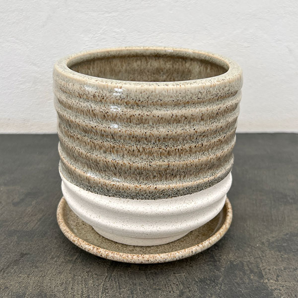 スパイラル ポット アンド ソーサー：ベージュ／Mサイズ（直径14.5cm、高さ14cm）