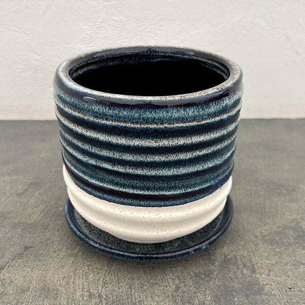 スパイラル ポット アンド ソーサー：ブルー／Mサイズ（直径14.5cm、高さ14cm）