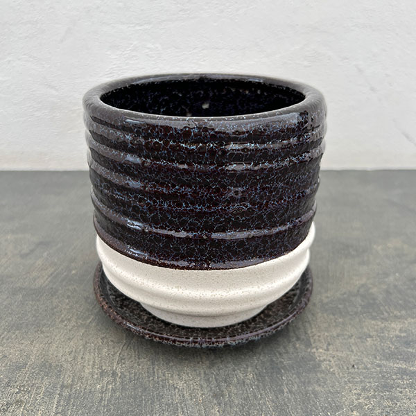 スパイラル ポット アンド ソーサー：ブラック／Mサイズ（直径14.5cm、高さ14cm）