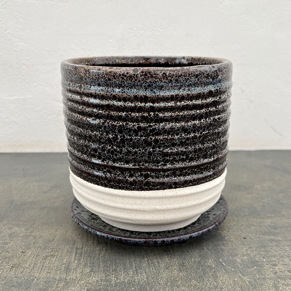 スパイラル ポット アンド ソーサー：ブラック／Lサイズ（直径17cm、高さ17.1cm）