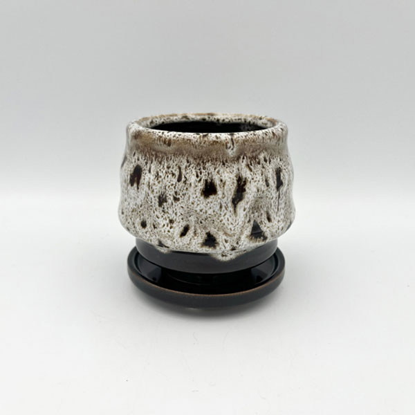 エマールラウンドポットMホワイト（T828）直径12.5cm、高さ10.7cm（内径9.5cm） ※受皿11cm