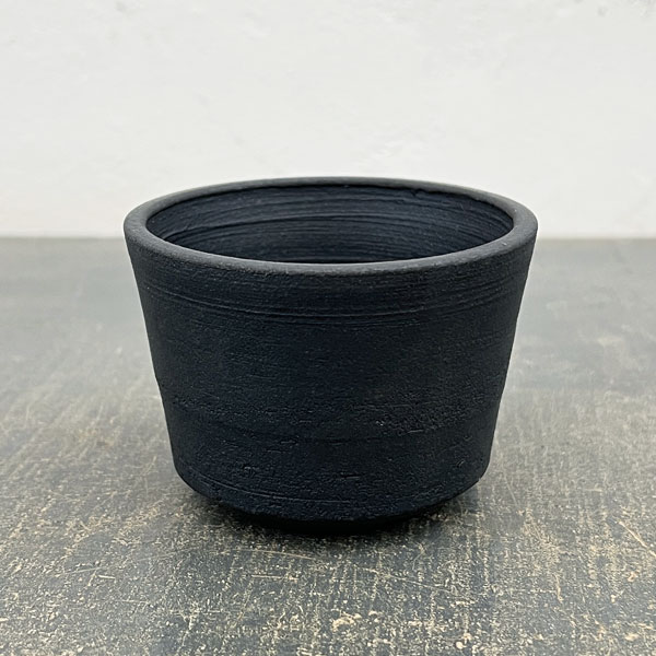 信楽焼き：黒マット中浅（直径約8.5cm・高さ約6cm）