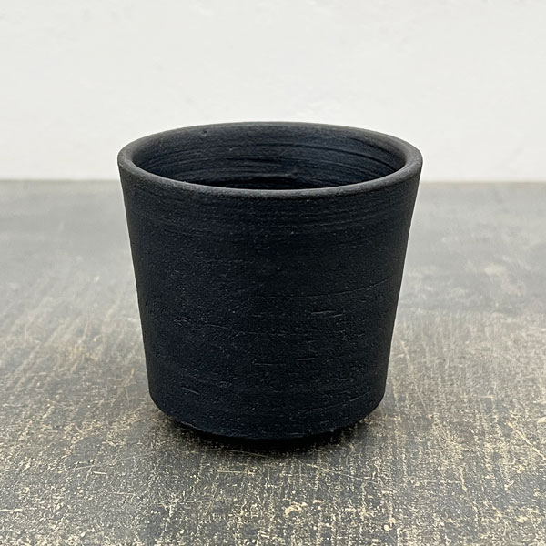 信楽焼き：黒マット切立（直径約7.5cm・高さ約7cm）
