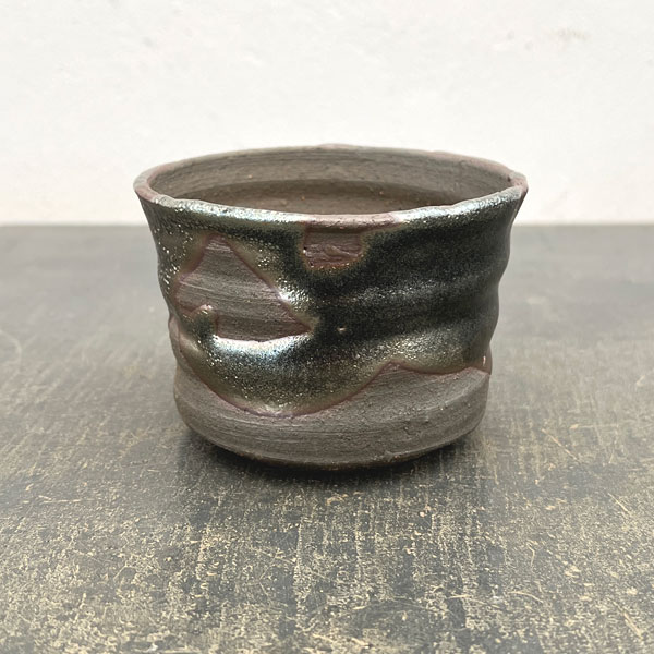 信楽焼き：鉄釉ソリ浅（直径約10cm）