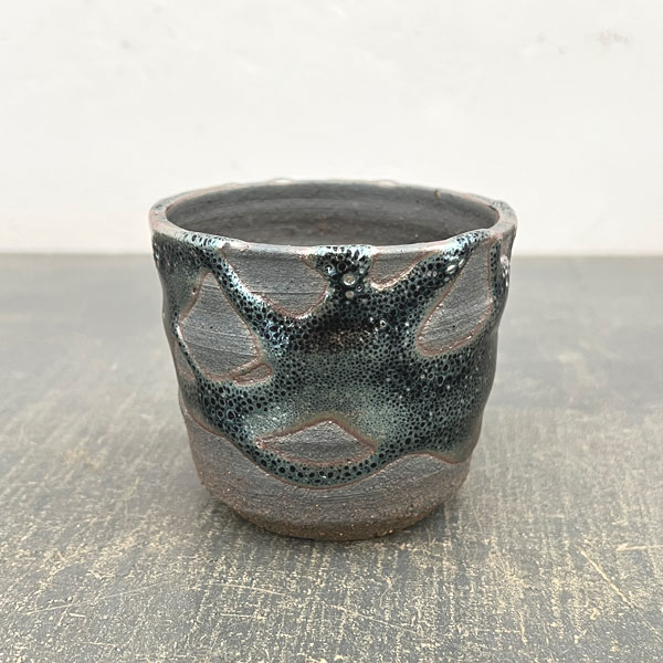 信楽焼き：鉄釉切立（直径約8cm）