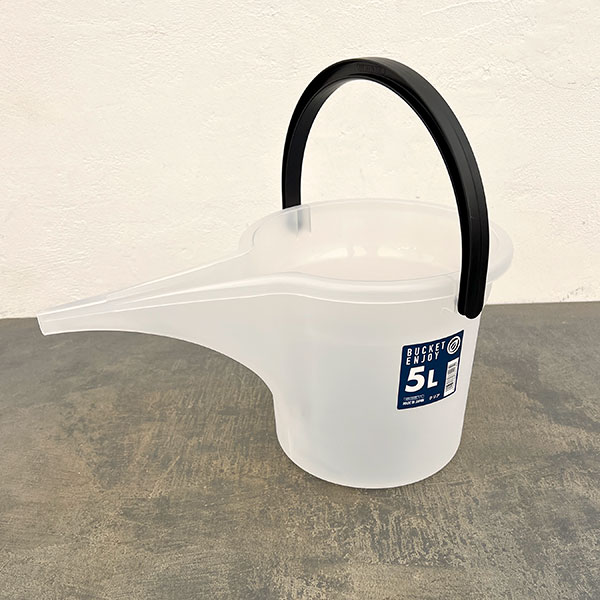 注ぎ口付きバケツ・エンジョイ 5L（39.2cm、25.5cm、高さ20.5cm）クリア