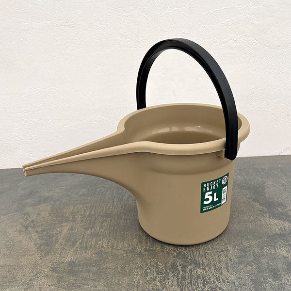 注ぎ口付きバケツ・エンジョイ 5L（39.2cm、25.5cm、高さ20.5cm）サンドブラウン