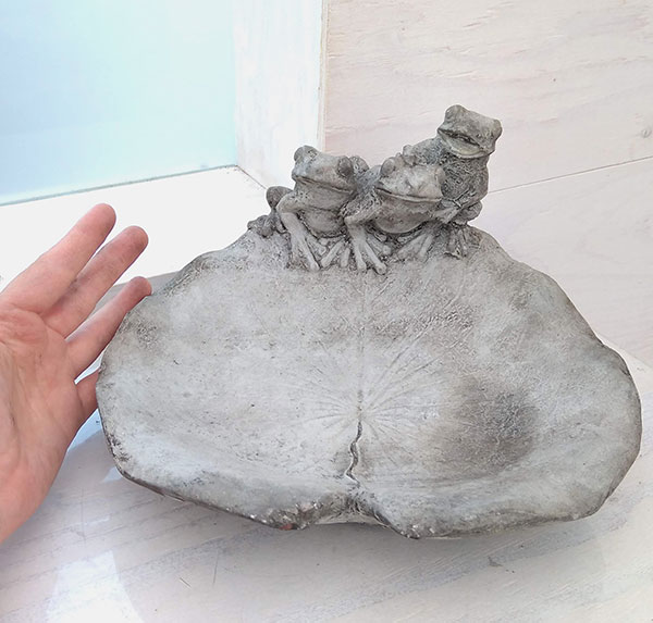 バードバス:スリーフロッグオンリーフ(554)(幅23cm)