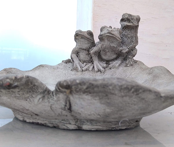 バードバス:スリーフロッグオンリーフ(554)(幅23cm)