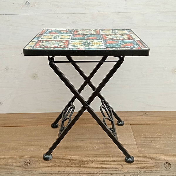 アクセントテーブル：スクエアタイルCIN-23