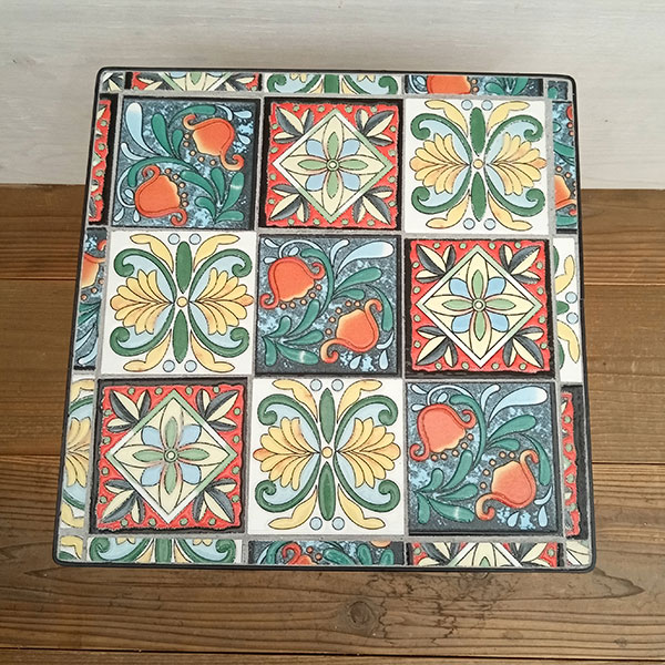 アクセントテーブル：スクエアタイルCIN-23