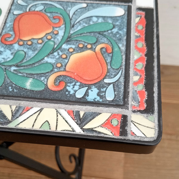 アクセントテーブル：スクエアタイルCIN-23