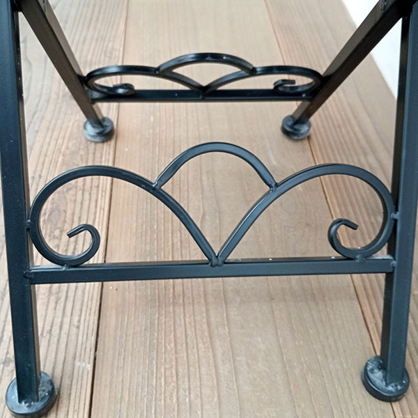 アクセントテーブル：スクエアタイルCIN-23