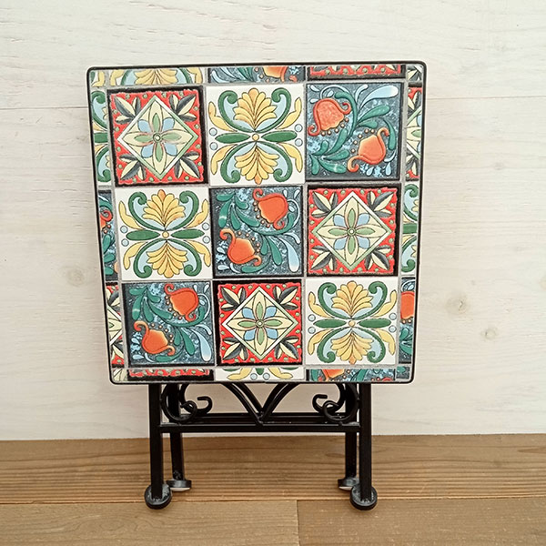 アクセントテーブル：スクエアタイルCIN-23