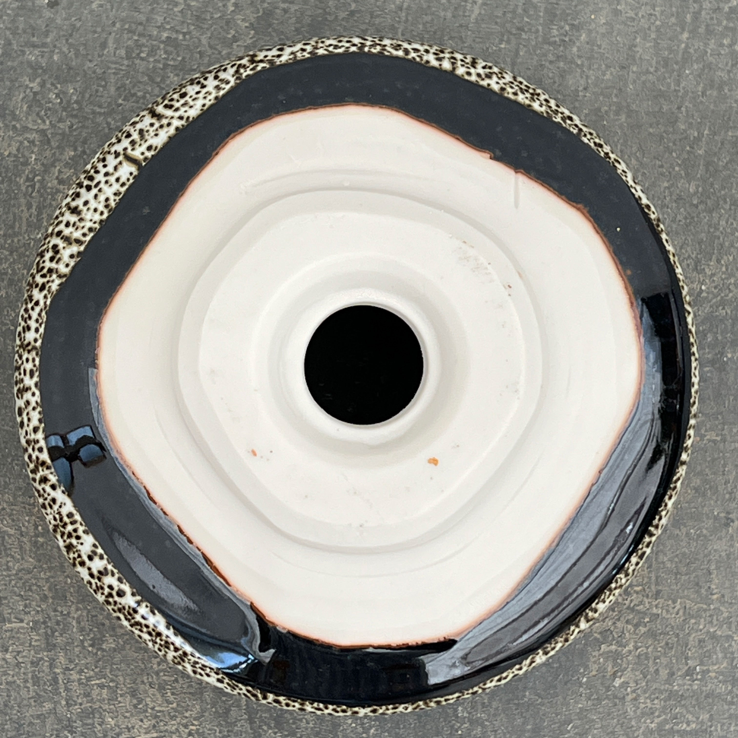 リキュウ ポット:TENMOKU白/Mサイズ(直径約11.0cm、高さ約6.7cm)