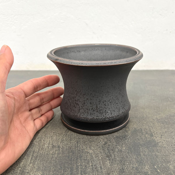 アロイ ポット アンド ソーサー:Mサイズ(直径11.7cm、高さ9.6cm)