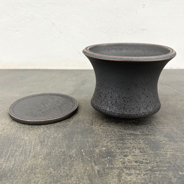 アロイ ポット アンド ソーサー:Mサイズ(直径11.7cm、高さ9.6cm)