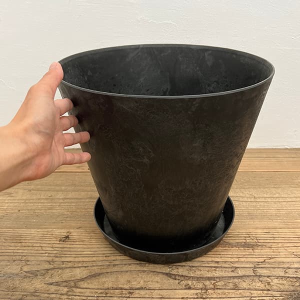 アートストーン ラウンド ブラック 32cm(直径32cm)とソーサーのセット