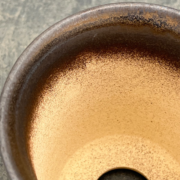 信楽焼き:金彩ラッパ型 3号(直径約10cm)