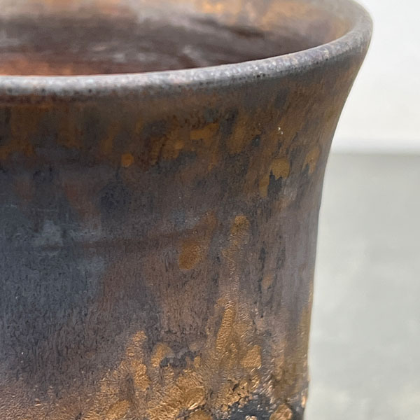 信楽焼き:金彩ラッパ型 3号(直径約10cm)