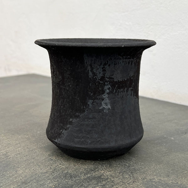 信楽焼き：黒鉄釉深ソリ M（直径約12cm）