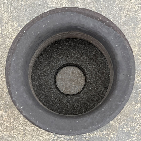 信楽焼き：黒鉄釉深ソリ M（直径約12cm）