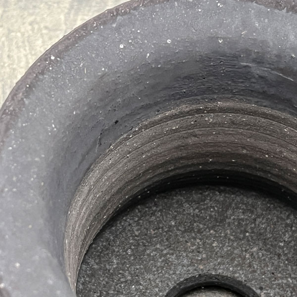 信楽焼き：黒鉄釉深ソリ M（直径約12cm）