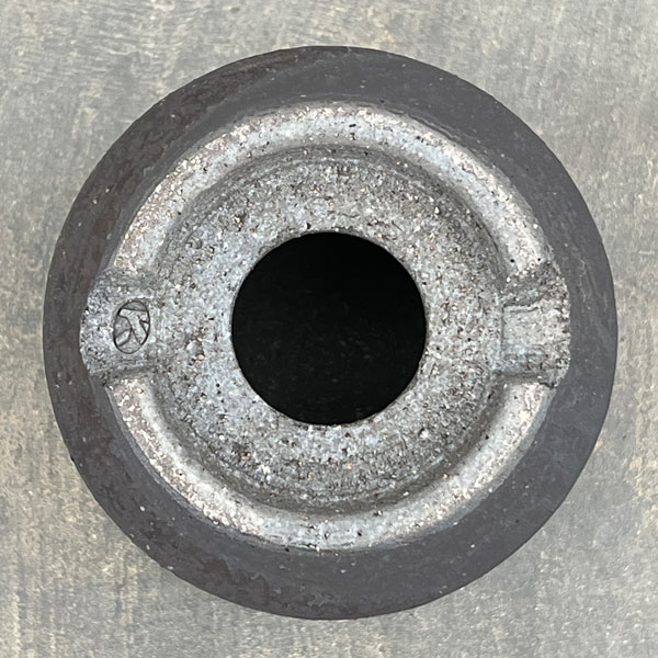 信楽焼き：黒鉄釉深ソリ M（直径約12cm）