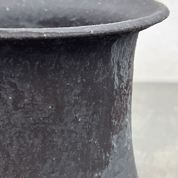 信楽焼き：黒鉄釉深ソリ M（直径約12cm）