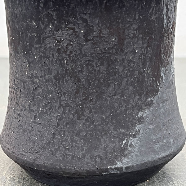 信楽焼き：黒鉄釉深ソリ M（直径約12cm）