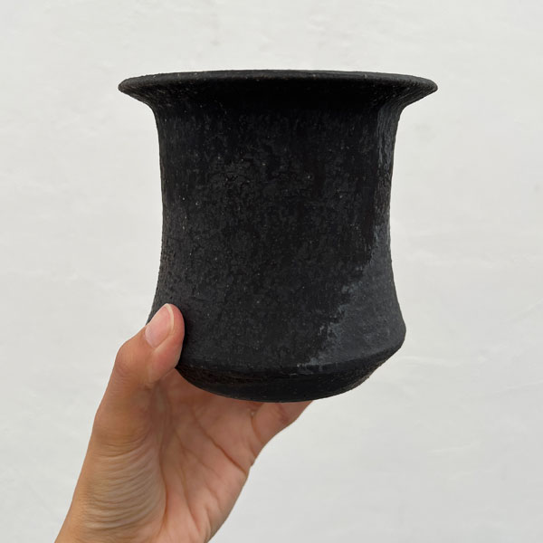 信楽焼き：黒鉄釉深ソリ M（直径約12cm）