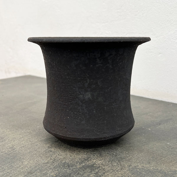 信楽焼き：黒鉄釉深ソリ L（直径約15cm）