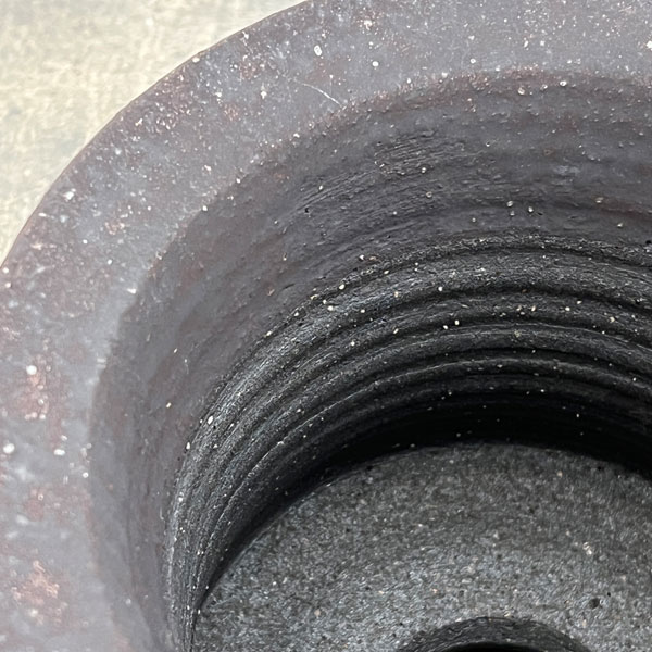 信楽焼き：黒鉄釉深ソリ L（直径約15cm）