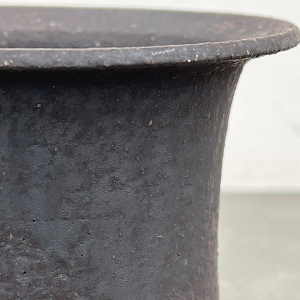 信楽焼き：黒鉄釉深ソリ L（直径約15cm）