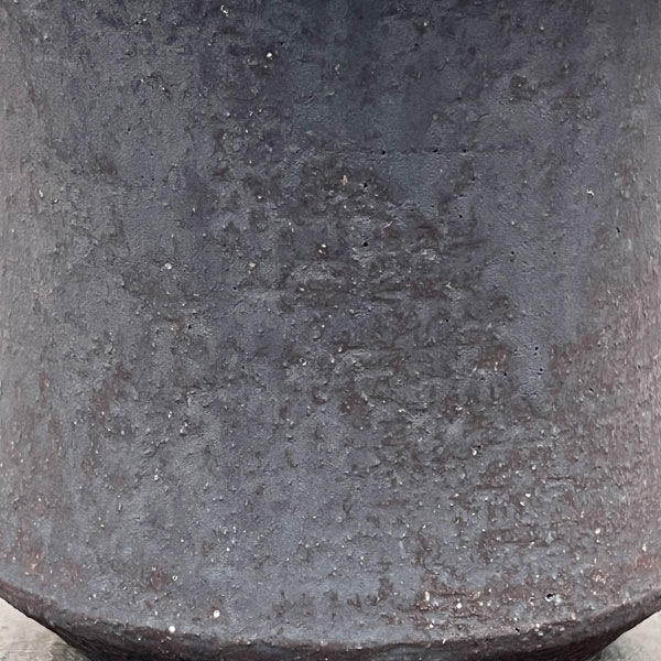 信楽焼き：黒鉄釉深ソリ L（直径約15cm）