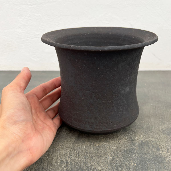 信楽焼き：黒鉄釉深ソリ L（直径約15cm）