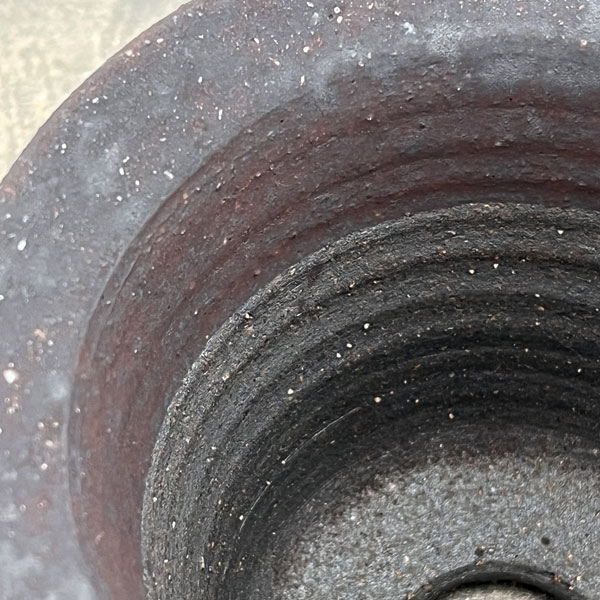 信楽焼き：黒鉄釉ツバ広 S（直径約12.5cm）