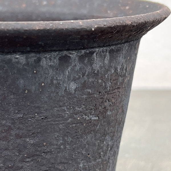 信楽焼き：黒鉄釉ツバ広 S（直径約12.5cm）