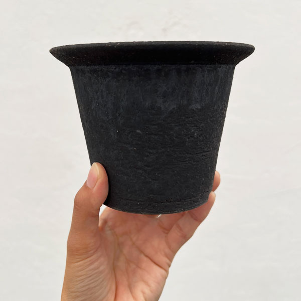 信楽焼き：黒鉄釉ツバ広 S（直径約12.5cm）