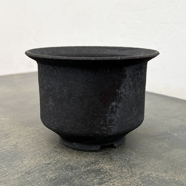 信楽焼き：黒鉄釉中深エン付 L（直径約14.5cm）