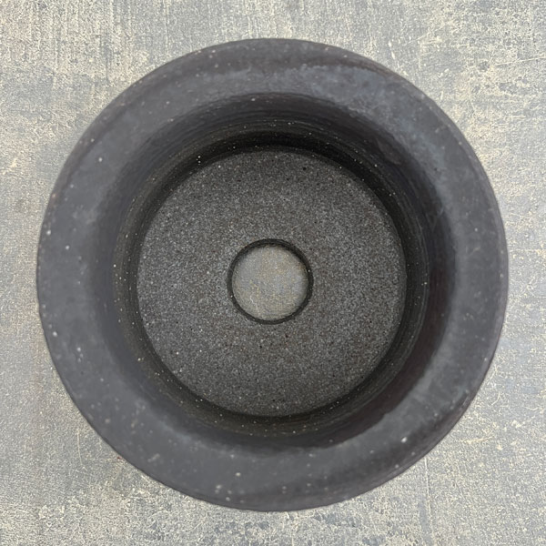 信楽焼き：黒鉄釉中深エン付 L（直径約14.5cm）